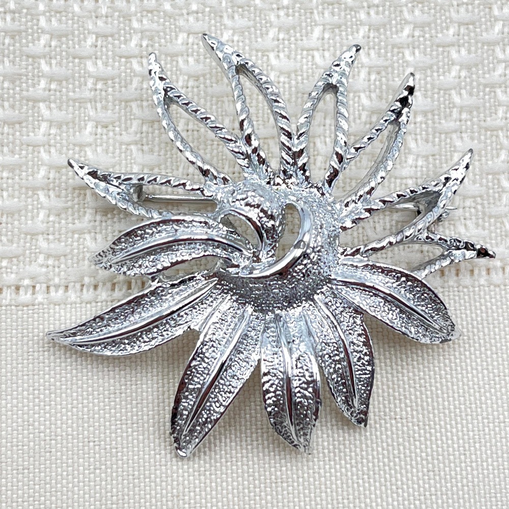 Vintage Sarah Coventry Poinsettia Holiday Flower Silver Tone Brooch Pin
